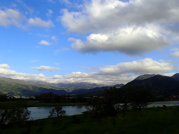 志賀高原方面は雪雲が掛かっていた